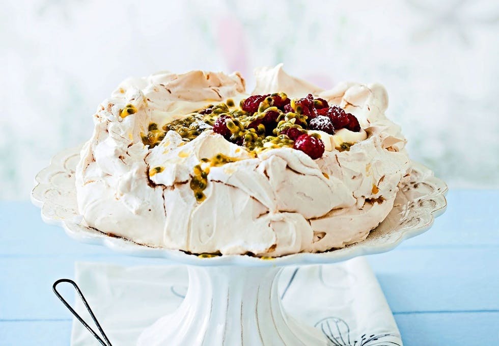 Pavlova med pasjonsfrukt og bær